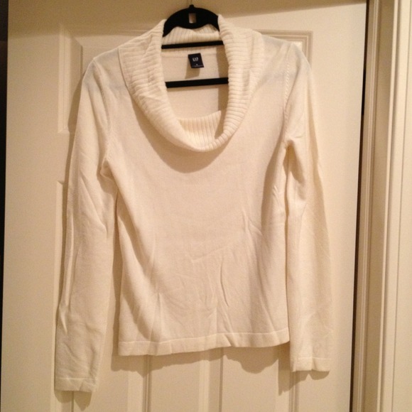 SOLD in bundle - Gap cream sweater