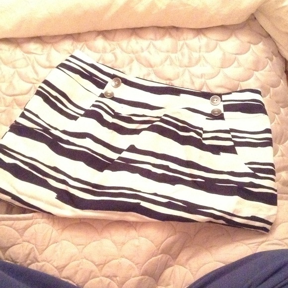 Navy and cream colored linen skirt with pockets