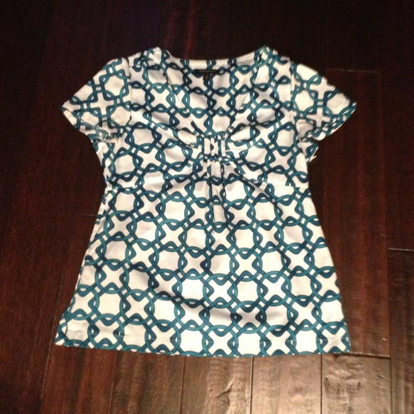 Geometric short sleeve poly blouse. Banana repub