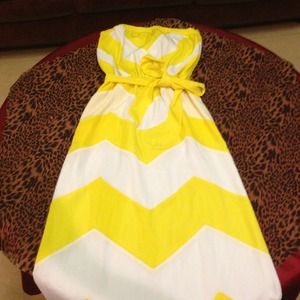 I'm selling a beautiful yellow & white dress