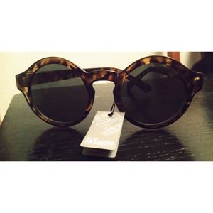 Trendy circle frame sunglasses