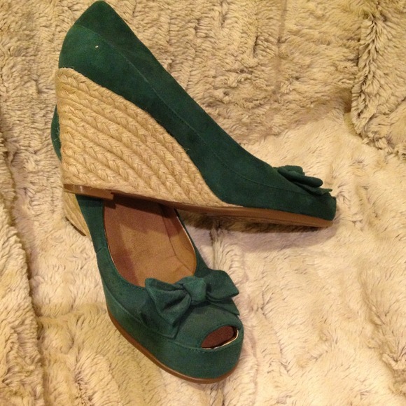 Green suede wedge shoe