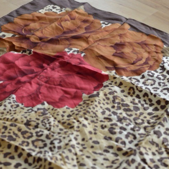 Oscar by Oscar de la Renta 100% silk scarf