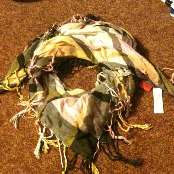 Scarf - Picture 1 of 3