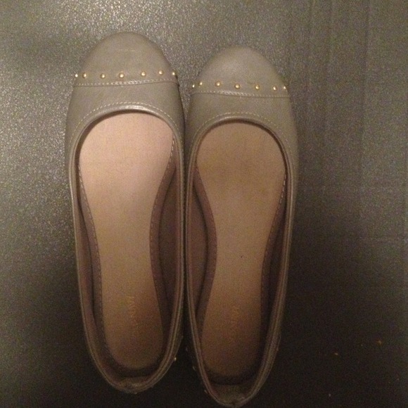 🔻Studded gray flats