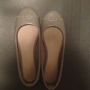 🔻Studded gray flats