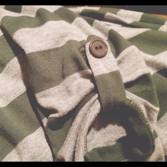 BUNDLED❗Green striped cardigan - Picture 2 of 3