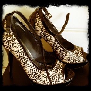 Black-and-white pumps