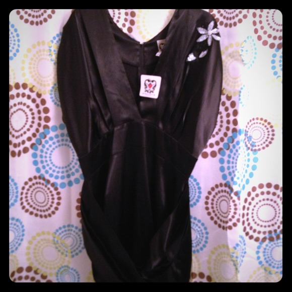 Black Cocktail dress 3x runs small..more like 1x