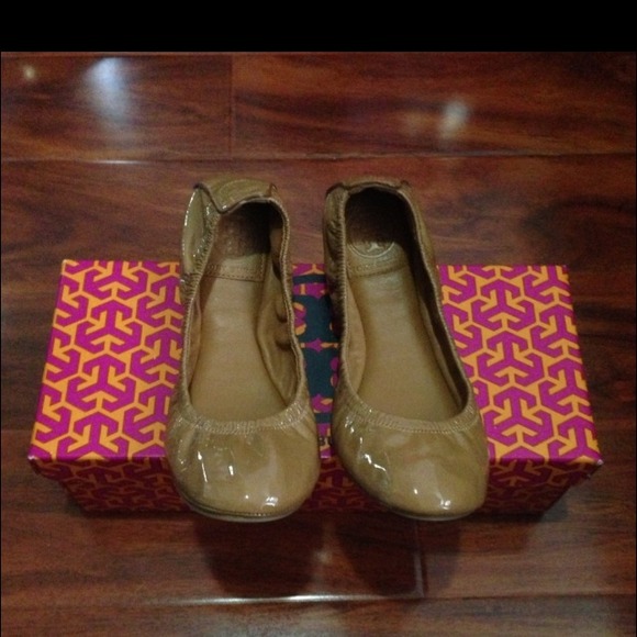 โโSOLDโโNEW TORY BURCH EDDIE FLATS TAN sz6 - Picture 2 of 3