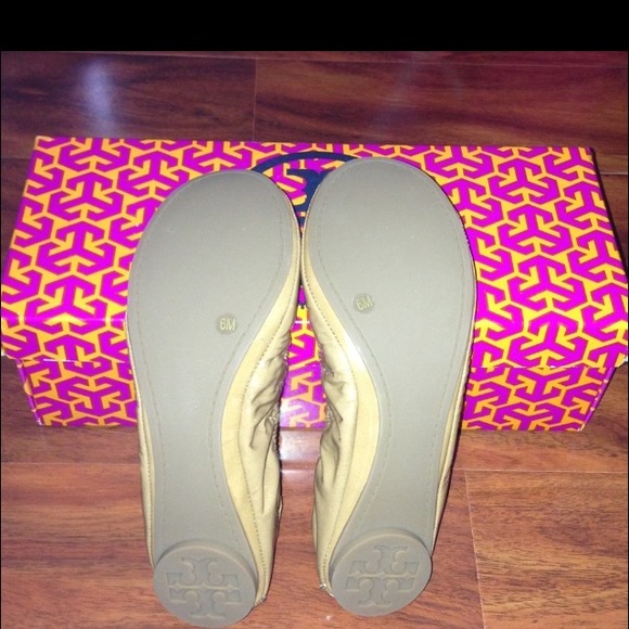 โโSOLDโโNEW TORY BURCH EDDIE FLATS TAN sz6 - Picture 3 of 3