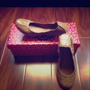 ❌❌SOLD❌❌NEW TORY BURCH EDDIE FLATS TAN sz6