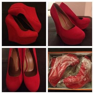 🎰👠👠Reduced🎰👠👠Cuuuuuute red wedges!!