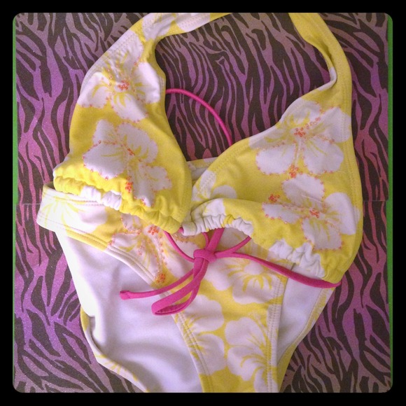 Cute yellow and white floral swimsuit!