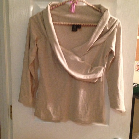 BCBG Maxazria rayon 3/4 sleeve blouse top Sz S NWT - Picture 1 of 5