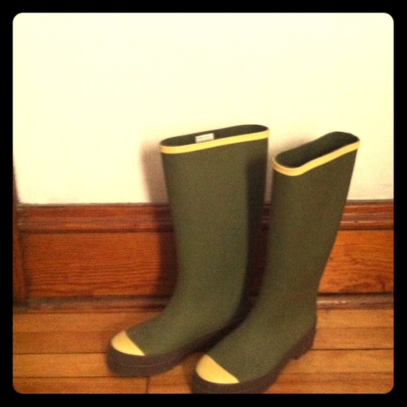 Reserved* Rubber rain boots