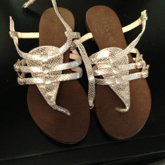 SOLD to @fufu1684 Like New Gold Sandals