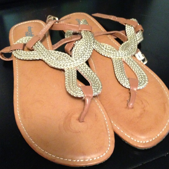 🚫Sold In bundle🚫NWOT Gold Sandals