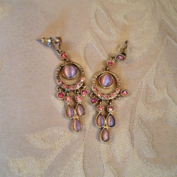 Pink and gold dangle earrings. Comes w box