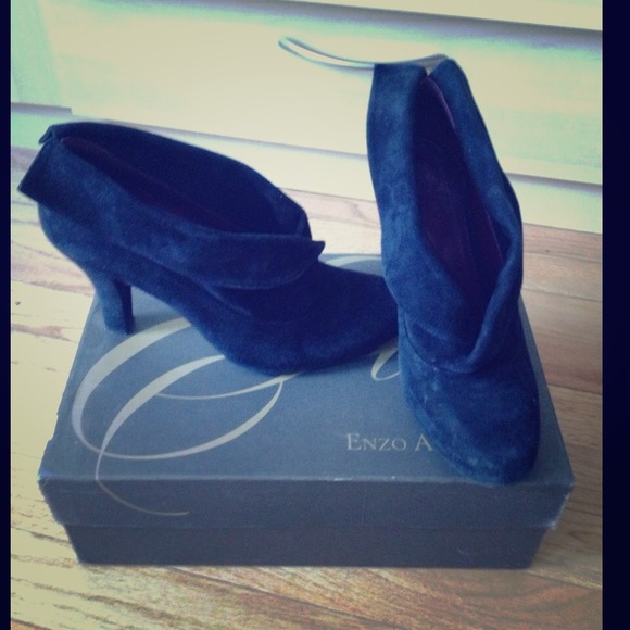 ⛔SOLD⛔Suede cuffed booties - Picture 1 of 4