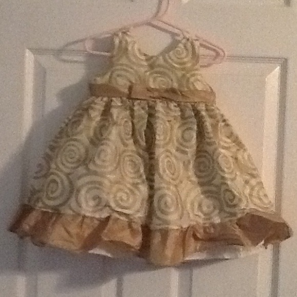 Gorgeous cream and gold dress 🌸🌸