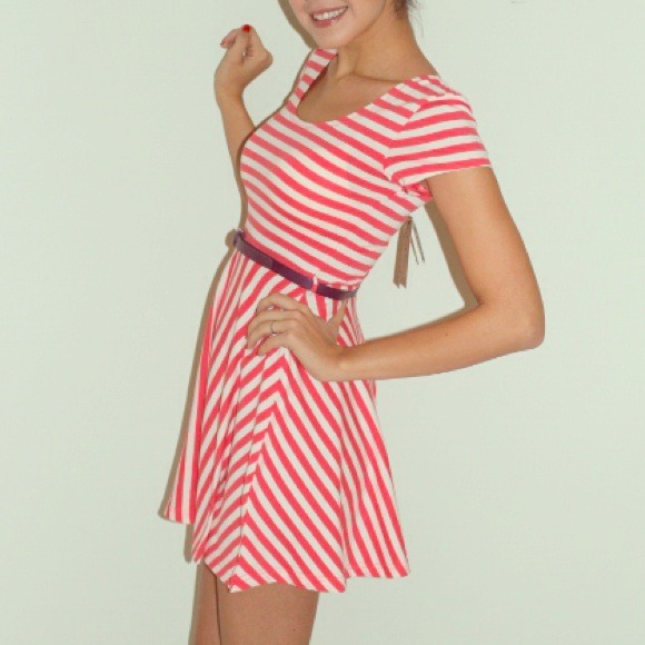 Dresses & Skirts - SOLDinBUNDLE Very Feminine Dress Med