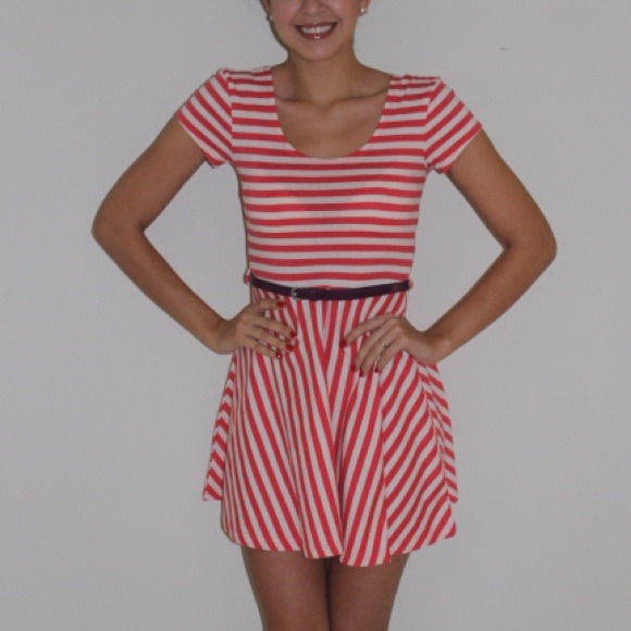 SOLDinBUNDLE Very Feminine Dress Med - Picture 2 of 3