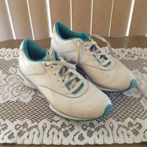 Reebok easytone shoes 9 but fits 9.5 10