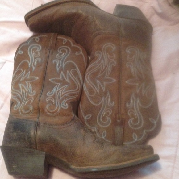 Sassy Ariat cowgirl boots! @@@@@reserved for Bre!