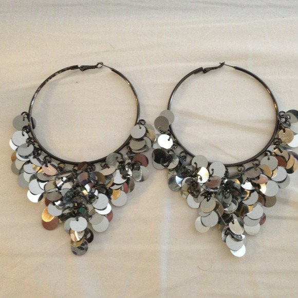 SOLD @wwhorton Silver shimmer earrings!