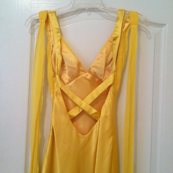 An elegant golden yellow satin dress. - Picture 2 of 4
