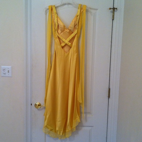 An elegant golden yellow satin dress. - Picture 3 of 4