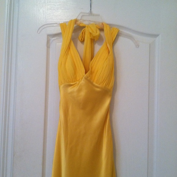 An elegant golden yellow satin dress. - Picture 4 of 4