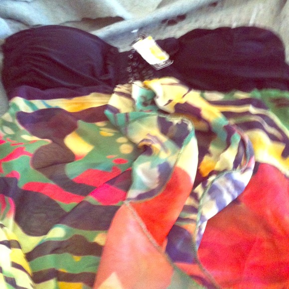 A colorful shirt that tie around da neck