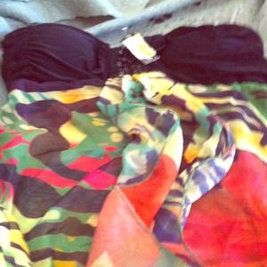 A colorful shirt that tie around da neck