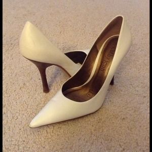 Very white Cathy Jeans pumps