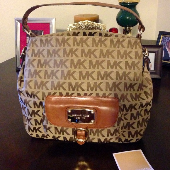 Michael Kors Handbags - 💕Michael Kors💕Hudson Downtown Large Shoulder Bag