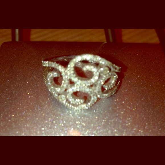 1 carat diamond total weight. Right hand ring.