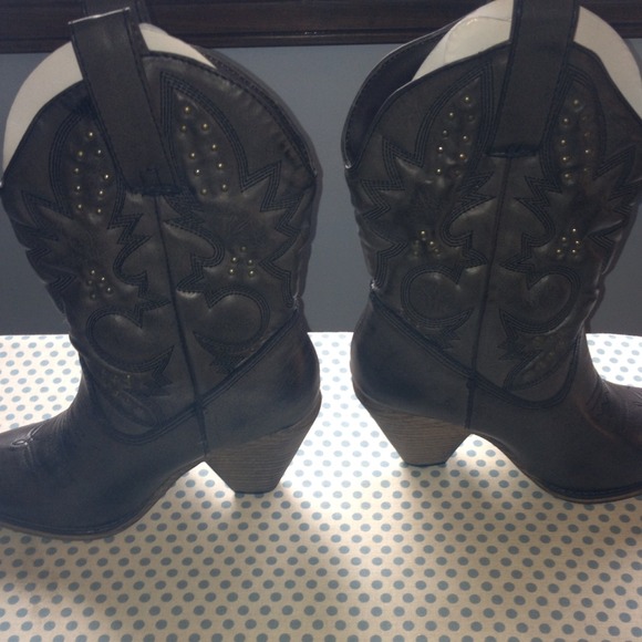 Beautiful charcoal cowboy boots