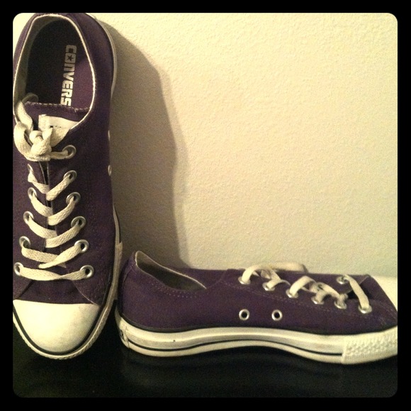 **SOLD**Converse low top Chuck Taylor's in purple