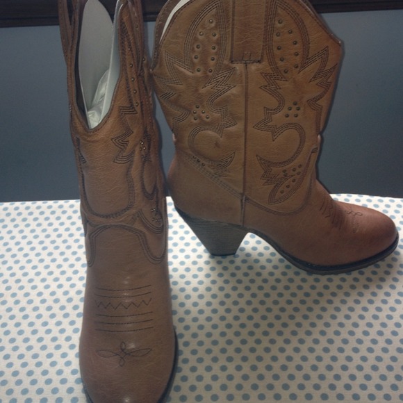 Beautiful tan cowboy boots all prices neg