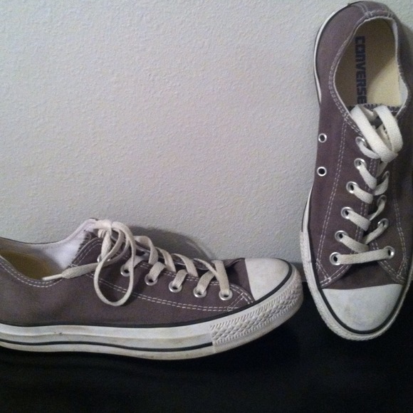**SOLD**Converse low top Chuck Taylor's in grey