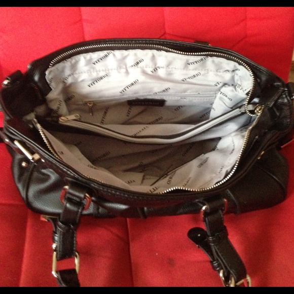Chic Designer Handbag - Picture 2 of 4