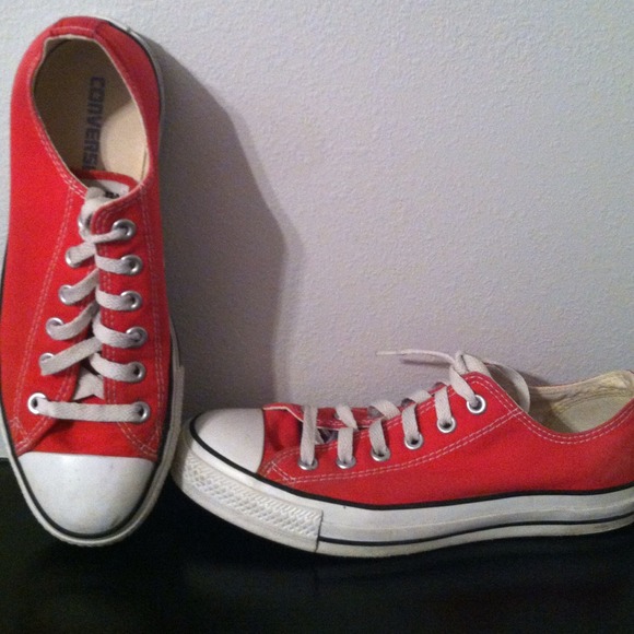 **SOLD**Converse low top Chuck Taylor's in red
