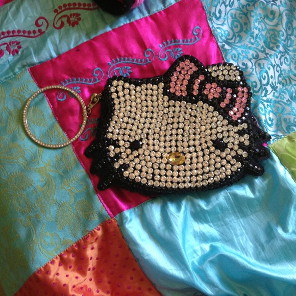 Hello kitty !! Purse so adorable (: