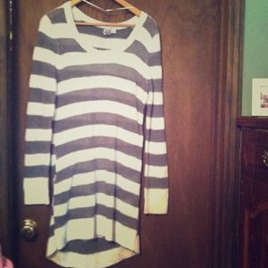 Gray and white striped Roxy sweater. Nwot.