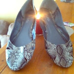 💥Sold💥 Snakeskin printed flats