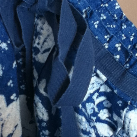 Blue and white print linen skirt with bow - Picture 2 of 3