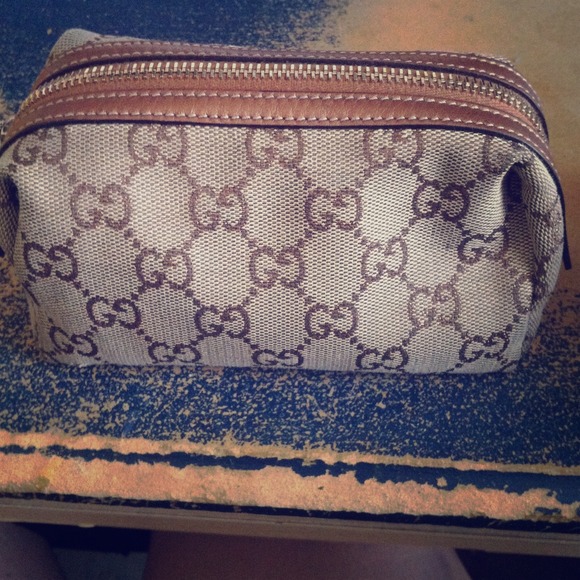 Gucci Clutches & Wallets - GUCCI cosmetic bag