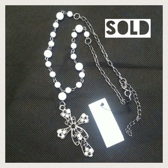 🚫Sold🚫Alexia Crawford Cross faux pearl necklace